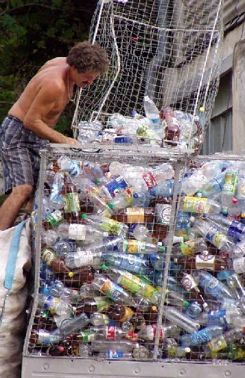 Где сдать пластиковые бутылки в москве. Прием пластиковых бутылок. Сдача пластмассовых бутылок. Куда сдавать пластиковые бутылки. Пластик прием.